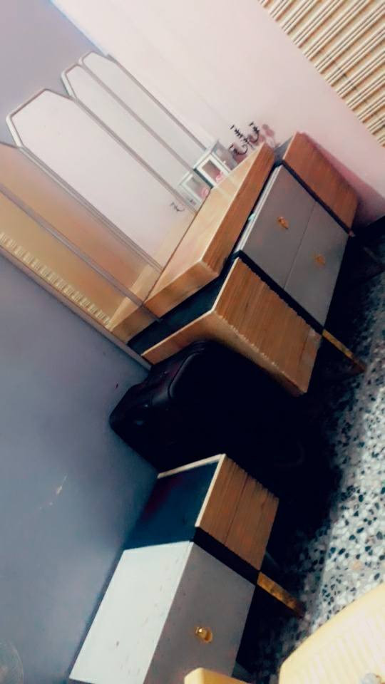 غرفه اخشاب ماليزي ثقيل مو من هذني العاديات اقسم ب الله شتريته ب 23ورقه بيه ضرر بسيط موضح بصوره حرك بسيط بس بالكشر وكولشي واضح بصور سعره مليون وربع وبيه مجال بسيط الشراي يراسلني واتساب *********** ويدلل
