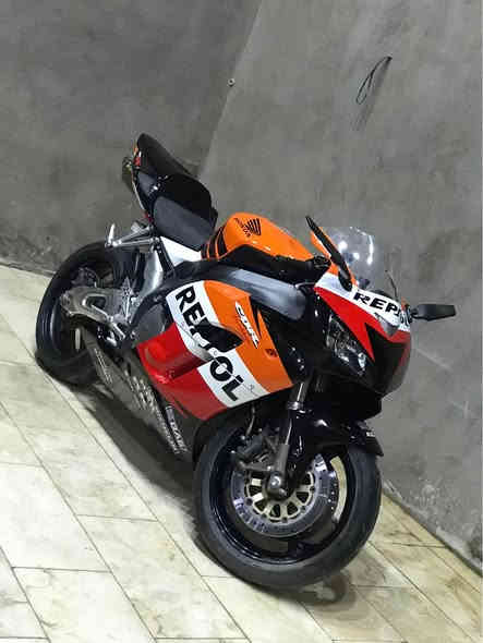 🔴(اللهم صلي على محمد وال محمد)🔴
اخوان للبيع دراجه هونداCBR1000RRريبسول موديل2004اصل 

رجائاً لحد يراسلني ويكلي شبيها مابيها كاتبلك كلشي قبل متراسل اقره وراسلني وتامر امر

🟢الدراجه وارد امريكا و داخله بصوره اصوليه للعراق  مو تهريب مثل اغلب الدراجات ومدفوع كمركها هم يعني معاملتها كامله تروح شوكت ميعجبك للمرور ترقم بنفس اليوم تستلم رقم وسنويه 

🔴الدراجه مثل ما موضحه بل صور كامله مكمله من كلشي مابيها اي نقص فقط اشاير والتاير الخلفي شويه ممسوح فقط 

🟢الدراجه شغاله نكره سلف بكل وقت مكينه ناعمه كير يخبل الدراجه هاون متمشي عدل بس تفحط خير من الله كفرها مثل ما واضح بل صوره شخط مابي كهربائيات شغاله بيها يده وعمبار برمبو اصليات دبات دهن بريك ودهن كلج برمبو اصليات اكزوز اكرابوفك بك لايت مضلل ابو الاشاير  كلشي بيها كامل مكمل اي نقص ماكو 

🔴 ملاحضه مهمه الدراجه من تفتح قبغ الراديتر تريد تنفسها تطلع فقاعات بسيطه كلش صغار وعندي فيديو لهاي السالفه اليريد يراسلني ادزله الفيديو هاي المشكله سألت بيها اكثر من فيتر كلمن يحجي بكيفه واحد كال الراديتر بي زرف من الصفحه اليسره وملحوم بعصارتين خبط ولهذه السبب جاي تطلع الفقاعات لان مملحوم زين وناس كالو قفيص مال جوين راخي وحته ناس كالو الدراجه خابطه منوره البراد مال دهن كلمن يحجي بكيفه المهم هاي السالفه صارله فتره طويله وكلشي ما ماثره عل دراجه لا من ناحيه حماوه ولا من ناحيه تشغيل ولا صوت ولا اي شي الدراجه تفحصها وتصعدها تسوقها بلاديه عبالك توها طالعه من المصنع ونكره بكل وقت 
 
تجي تشوف بعينك وتجيب وياك فيتر وتفحص وتقتنع واشوفك خيرها يله تاخذها 
الدراجه تجي تاخذها من البيت اكاتبك واكفلكياها سرقه واصوليات وعشاير 

ملاحضه ضمان ما انطي لان ملجوم من هاي السالفه تجي تفحصها الف مره يله تاخذها بس وره متاخذها مو جم يوم وتكلي اريد ارجعها لان صارت وياي بغير دراجه وتوبت بعد

🟢الدراجه سعرها 22 ورقه وماكو هيج سعر بل سوك لوما عندي ضرف مابيعها والصور ضالمتها للدراجه هيه بل حقيقه بعد احله 
للتواصل خاص او رقمي *********** رصيد وبي واتساب
مكاني بغداد كريعات
واسف على الاطاله. بغداد
