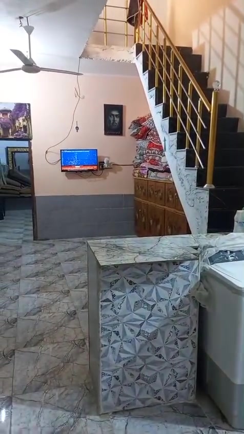 سلام عليكم بيت في منطقه الشبانات كربلاء المقدسة مساحه 54 نزال 13 ونص واجه 4 بيت ينباع وي أثاث وبدون أثاث  اثاث كامل وجديد ونضيف سبلت وغساله وطباخ وكامل الاثاث غرفتين وحده جوه وحده فوك وصاله ومطبخ وحمام ومنور وسطح السعر والتفاصيل على الرقم 
*********** واتساب 
*********** اتصال خط
