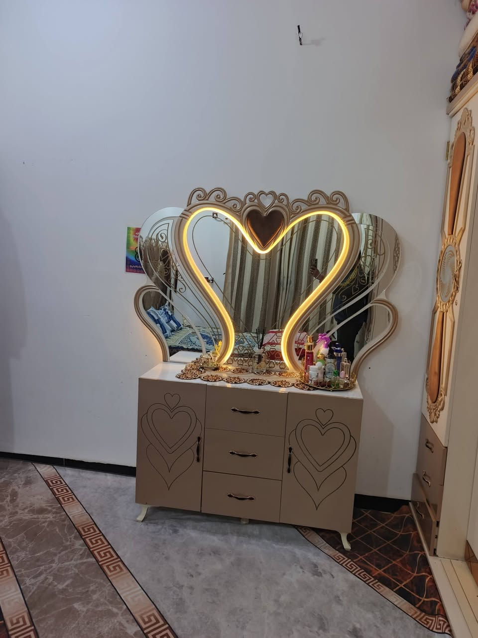 غرفه تركيا ضخمة قياس الكنتور أربع متر أبواب غرفه نضيفه السعر ٥٥٠ ##***********
