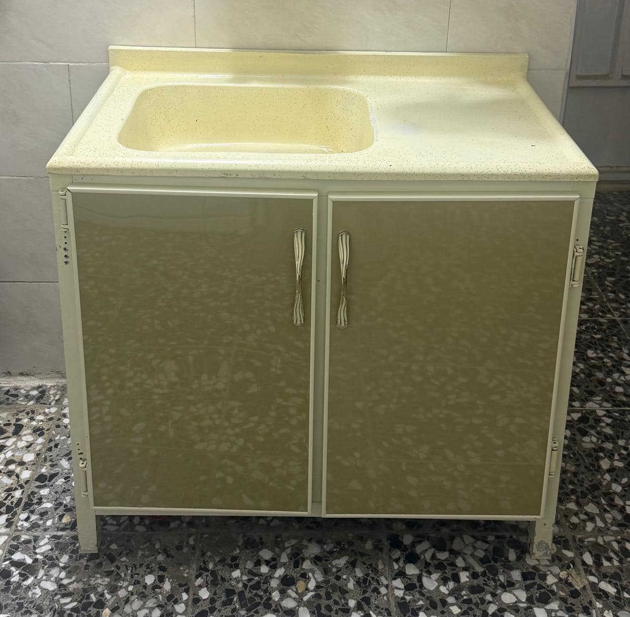 كاونتر و ملحق 3 ابواب 
سنك بابين السطح مرمر 
شغل ثقيل 
للأستفسار ***********
