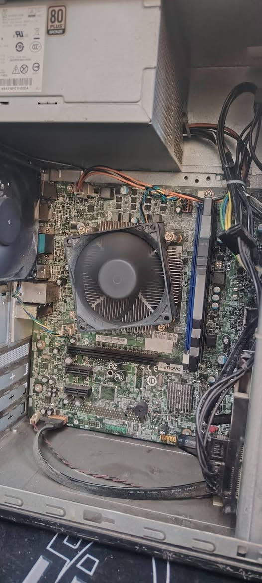 كيس لينوفا سيستم
Core i5 6400
Ram 8GB 2400
بورد لينوفا
هارد 320GB
السعر 130 الف
مكاني بغداد / ***********
