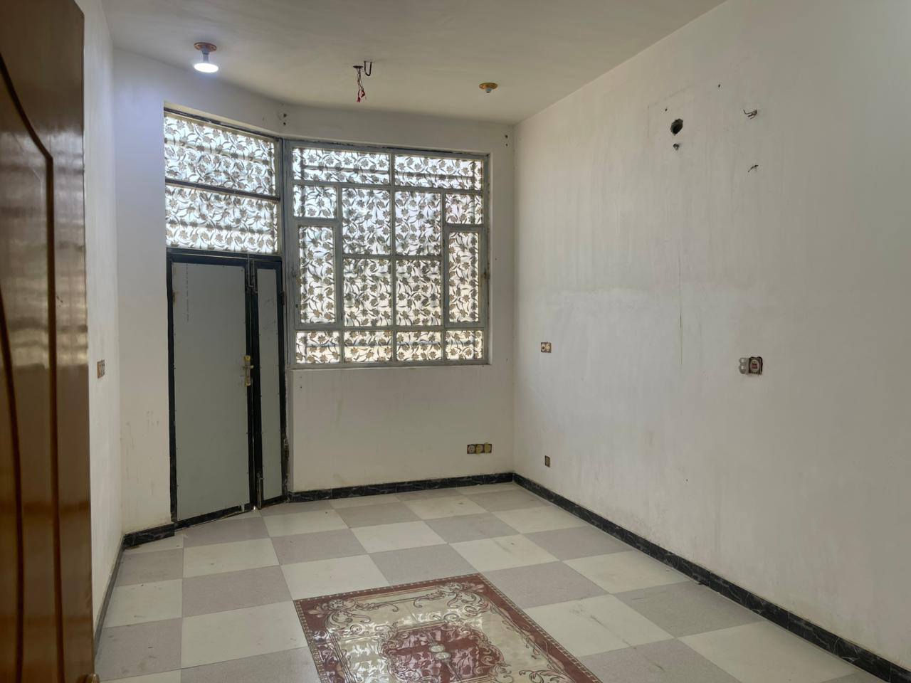 السلام عليكم 
حبي البيت طابو طابقين
مساحه 150 متر
واجه 7500متر
 نزال 20 متر
على شارع 20 متر 
يصلح تجاري او سكن 
طابو صرف بئسمي 
يتكون 
4 غرف منال  ستقبال عدد 1 صاله عدد 2
صحيات عدد 3  مطبخ   كراج 
العنوان / مدرسة قتال بشارع المشتل 
السعر 350 مليون
للاستفسار : ***********
