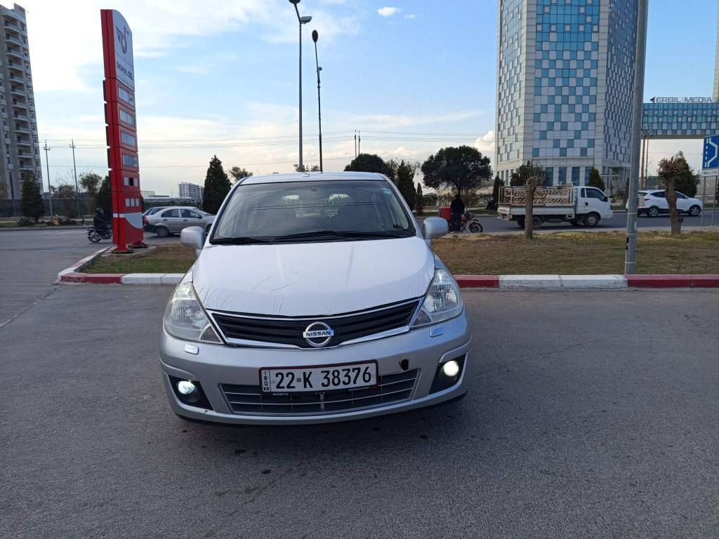 بەناوی خودای گەورە و میهرەبان 
 نیسان ڤێرسا مۆدیل2009 مەکینە 20 ئەمەریکی گێر تۆماتیک چوار جام کارەبا تەبرید سارد و گەرم لایت زینۆن و بلاجکتۆر ویل کەپ ، بێ کالبونەوە سێ پارچەی پێشی بۆیاغە جەمپەکی خەفیفی پێشی هەیە لەگەل دوو بست سندوقی پشتی بێ لێدران، سەنەوی چوار مانگی مایە هەزە و فحسی نوێیە 2027، وەرگەراو و براوە موس بەناوکردن  بەشەرت ، مەکینەی قیچەک سەرف دەکا، گێر بەشەرت، *********** أربيل, العراق
