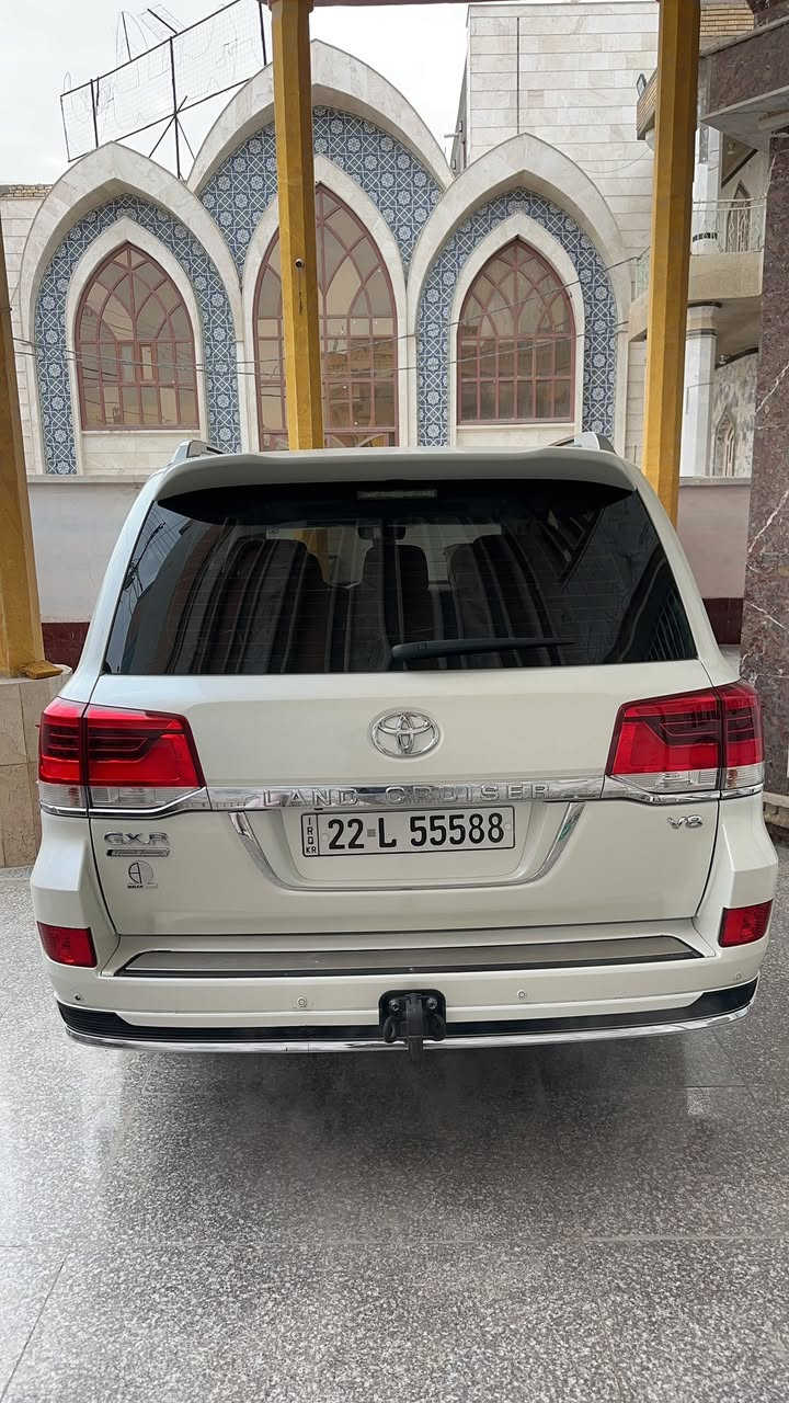 السلام عليكم 
للبيع 
لاند كروز 2021 كراند تورنك
اللون: ابيض 
عداد المسافة : 107 ألف 
السعر 510 $ وبيه مجال 
محرك 8 سلندر 4.600 
بصمة تشغيل + بصمة ابواب + تشغيل عن بعد 
لد نهاري 
بروجكتر 
مقاعد جلد لون قرميدي  + مقاعد امامية كهرباء عدد ٢
يدات نيكل 
شاشة اصلية
تحكم ستيرن 
مثبت سرعة 
دبل ماوس 
فور ويل 
مانع انزلاق 
جنطة كهرباء اصلي 
فتحة سقف 
نظام المساعدة على الالتفاف
نظام الزحف للخروج من الرمل 
مقاعد عدد 7 
ثلاث قطع تبريد 
مرايا كهرباء + شفط 
حساس امامي وخلفي 
ويل كب 20 انش
ثلاجة 
شحن واير لس
السعر 510 $ وبيه مجال 
مكان السياره البصره قضاء المدينه 
السياره مكفوله من الضربه والصبغ فقط جاملق خلفي بي صبغ
***********
***********
