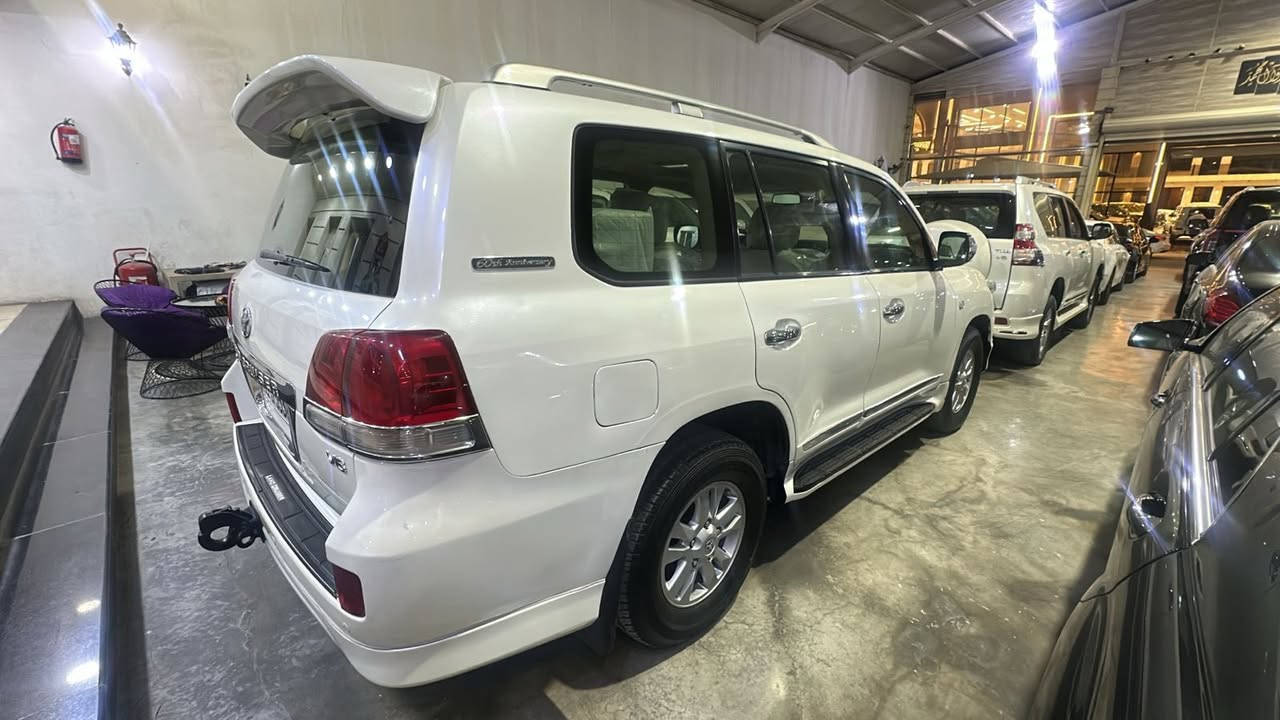 لاندكروز ستينيه موديل 11
مكينه كير كفاله 
بيه جاملق الخلفي قبق البانزين صبغ 
وبيه بكانين بارد 
ماشيه 200 الف 
كشن بقلاوه 
تخم تاير جديد 
السعر 300$ وبيه مجال 
اعتذر عن الامراوس بيع فقط 
مكان شارع فلسطين 
***********
