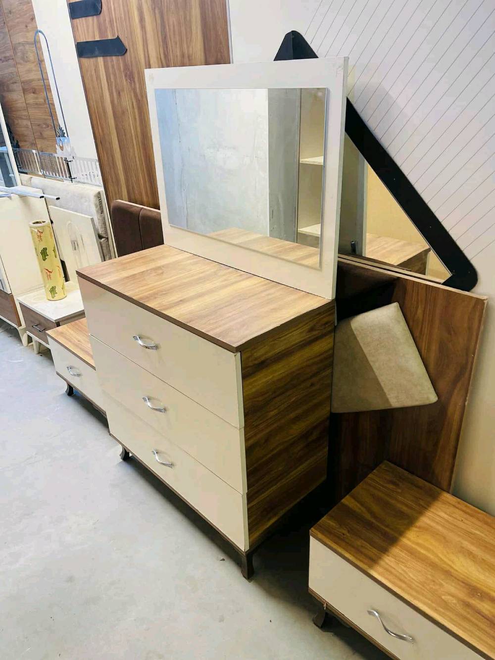 غرفه ترڪي مستخدم 🇹🇷
5قطع 
نضافه 90\💯
نضام سلايت 💢
السعر   425
سرير مخزن 🛏
مع شد🪛 ونقل 🚚  مجاني  داخل بغداد  محافظات بكروه