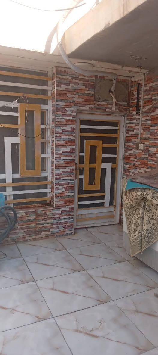دار للبيع  طابو المساحة 130 الواجهية ٦ ونص النزال ٢٠ طابقين صحيات خارجية استقبال مطبخ غرفة الطابق الارضي وغرفة الطابق الثاني حمام مطبخ خارجي. البيت سيراميك +الارضيه بورسلين .العنوان الحي العسكري شارع نظوري الفرع الثالث قريب على المولدة ومدرسة السلام الاستفسار ع الخاص ..***********

