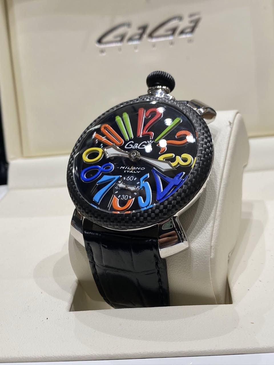 GaGa Milano Manuale

Automatic Black

كامل المرفقات 

طوق كاربون 

قطر 48

اوتوماتيك / تكويك 

احتياطي الطاقة 38 ساعة 

21 حجر كريم 

سنتر ثوانـ¹ـ²ـ³ـي 

ماكنه كشف 

مقاوم للماء 30 متر 

توجد خدمة توصيل 

***********
