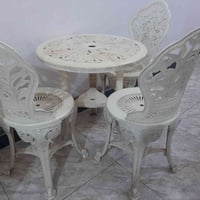 ميز طعام مع ٣ كراسي للبيع مكانه الشعب  سعره ٢٥ الف 07726972582