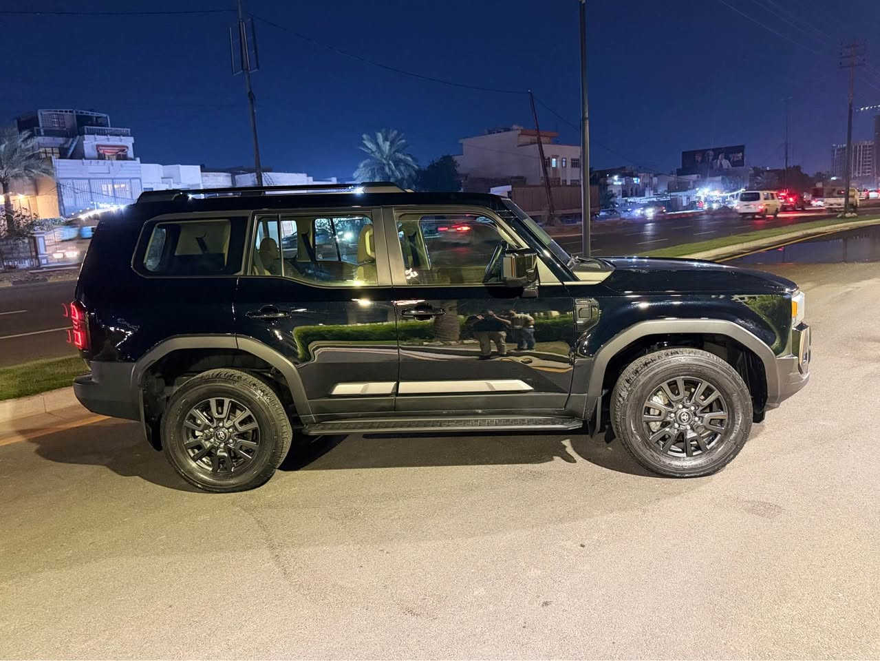 السلام عليكم 
تويوتا برادو R3 موديل ٢٠٢٥ 
ماشيه ٣٥ الف كيلو 
ضمان  وصيانه شركة جيهان 
مقاعد كهرباء 
مقاعد تدفئه + تبريد 
فتحة سقف 
٥ وصعيات قيادة 
شاشة كبيرة
 فور ويل 
رادار ٣٦٠ درجه 
مقاعد جلد 
السعر ٤٥٨٠٠$
*********** 
مكاني بغداد الدورة بغداد, العراق
