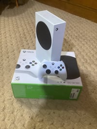 Xbox sieres s 850مع يدة اضافية و يوبي اس سعره 400  شاشاة من game on  ح...