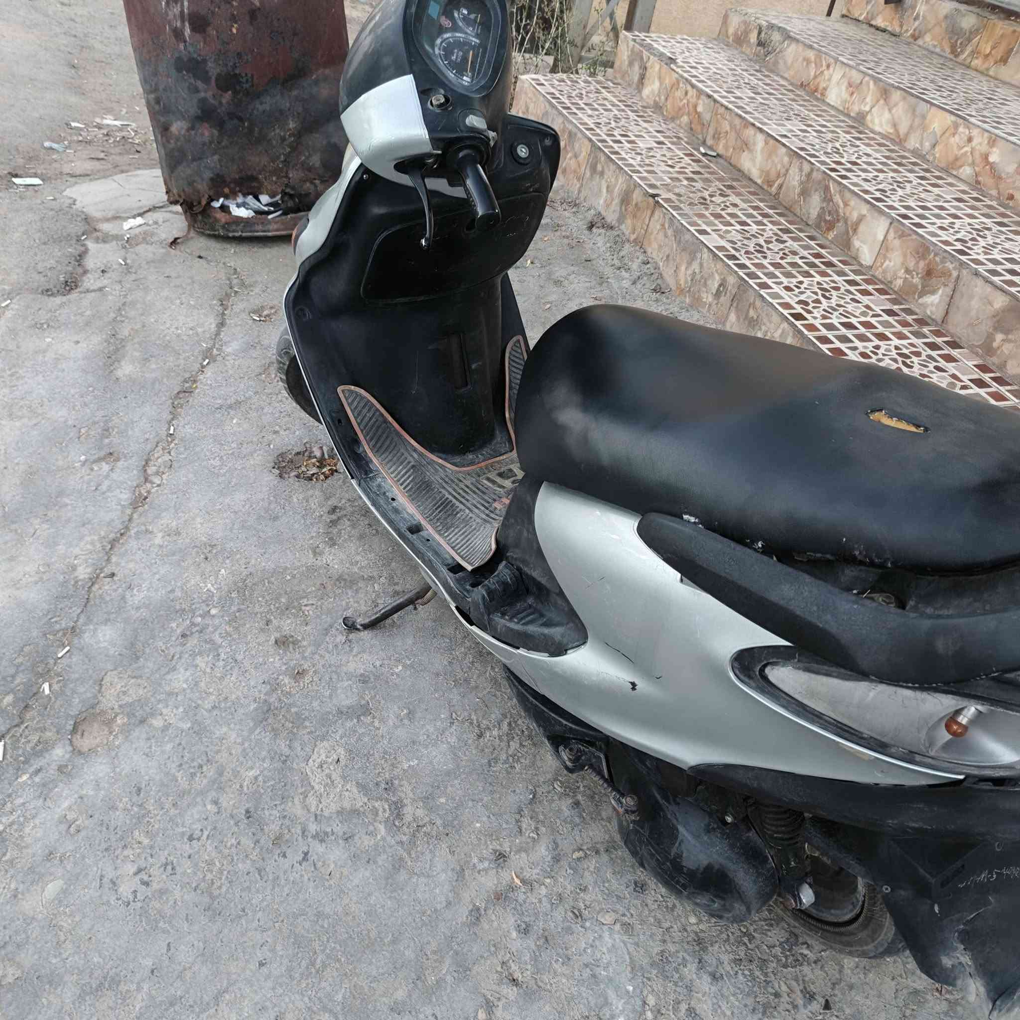سلام عليكم
دراجة دولفين للبيع 
كهربائيات شغالة كاملة 
محرك مكفول من التنقيص والتبخير 
كابريتر مبدل جديد 
شغال سلف هندر 
السعر 275 ألف 
***********
