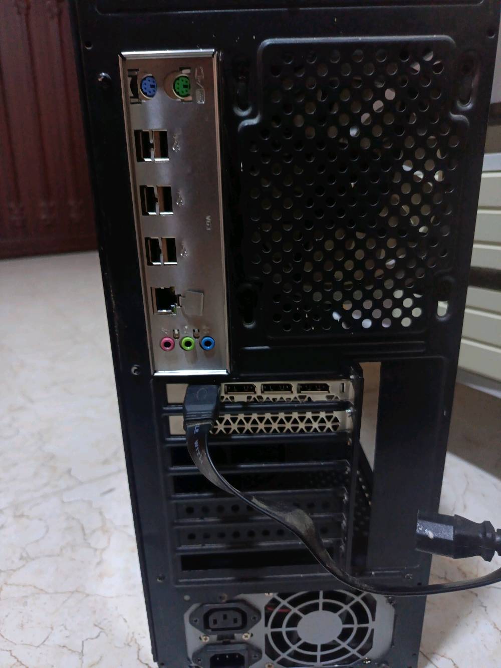 سلام عليكم تجميعه للبيع المواصفات بالصور موجوده معالج xeon رام 16 هارد 128ssdكرت الشاشه rx580 8gالمكان ديالى