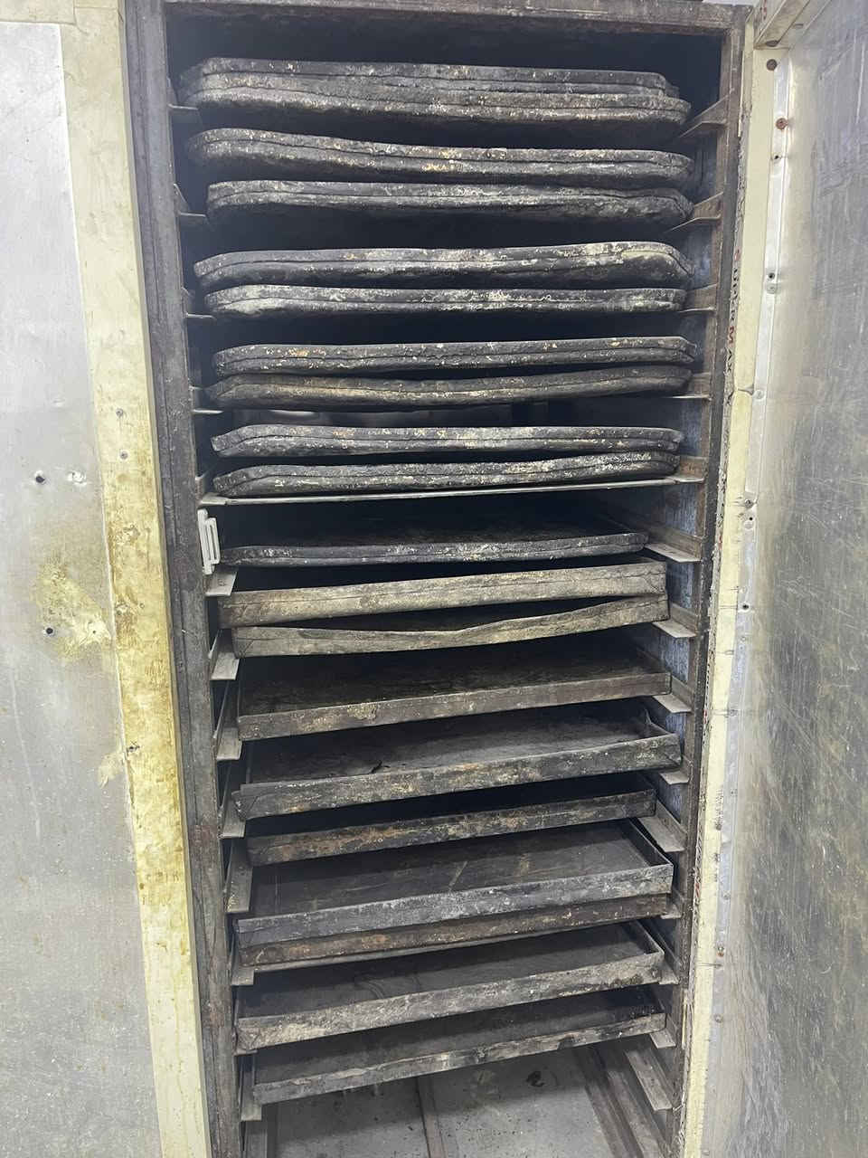 يوجود طاوليات صمون كهربائي عدد 36 عنوان الرمادي للبيع استفسار على رقم ***********
