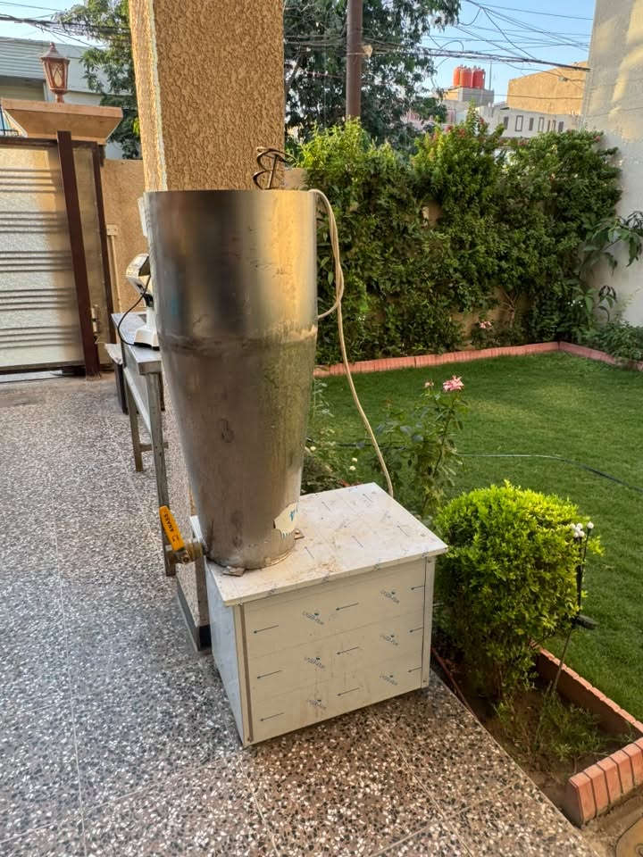 السلام عليكم 
خلاط ستلستيل غذائي
٨٠ لتر سرعة متغيرة 
للاستفسار واتساب ***********
