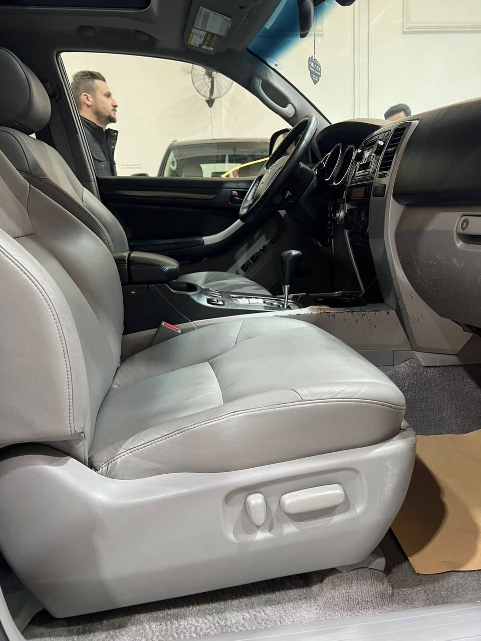 للبيع فورنر ٢٠٠٥ جديد جديد 📦✅ ماشي 30الف كم حقيقي بشرط دعامي ال عامي مابي جاكوج ولا رصعة ولا مفتوح فول فول مواصفات فول واحد ع واحد بعد گاعيات مامفروش و سويجات بلادي موجود سيارة جان لونهة سلفر و صبغنا اسود محرك مامفتوح و مابي صوت ٦ سلندر ٤،تالاف تحدا كل عراق اذا باقي هيج سيارة ع نضافة
و رقم و سنوي جديد و بسمنى تحويل ثاني يوم
مكان اربيل 
سيارة ١٨ سنة نايمة 
دينار مصرف مابي بعد زيرو ✅📦
0750 085 7134
0770 085 1976
