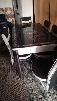 ميز طعام مع كراسي عدد 6سعره 80000مكاني جسر ديالى القديم 07707116733