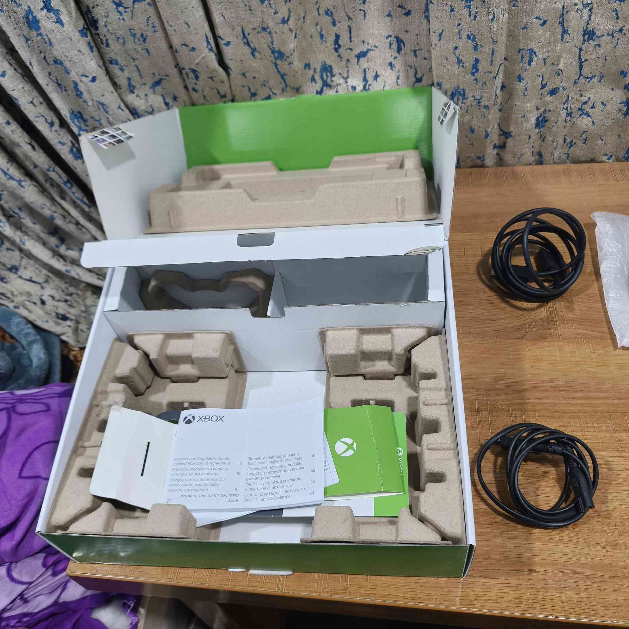 سلام عليكم اكس بوكس سيريس اس مستعمل نضيف ذاكرته ٥١٢ ويا كامل ملحقاته سعره ٣٦٠ وبي مجال بسيط للتواصل ***********
