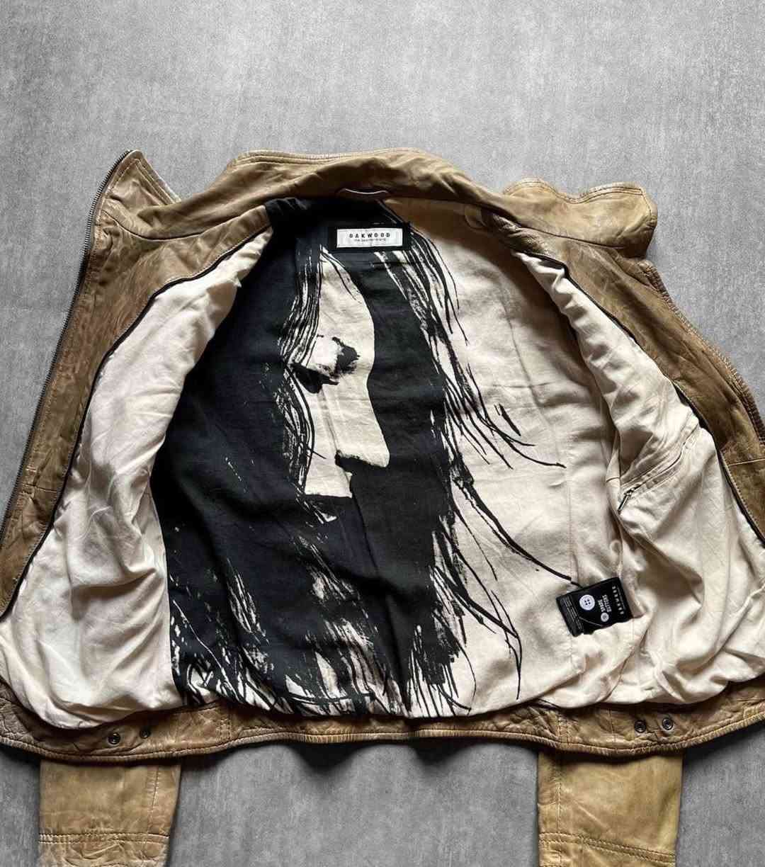 جاكيت  (نساء)(رجال) جلد حقيقي 100/100 قطعه غالية بل موقع جدا
‏OakWood Light brown leather 
‏bomber jacket

‏Condition: 10/10 - الحالة: ممتازة
‏Size: M - القياس
‏Length: 58cm - الطول
‏Width: 48cm - العرض
‏Shoulder Width: 43cm - الكتف
‏Price: الف بلاش 20🥲 - السعر
