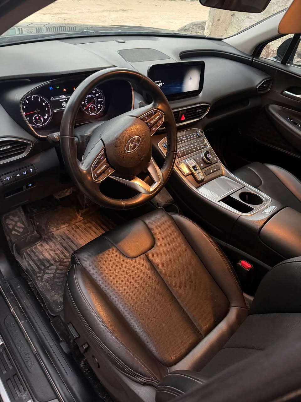 للبيع هيونداي سنتافي 2023 XRT 
• الموديل: 2023.
• الفئة: XRT (الإصدار الرياضي المميز).
• المسافة المقطوعة: 96,000 كم فقط.
• المحرك: 4 سلندر، 2.5L (اقتصادي وقوي).
• ناقل الحركة: أوتوماتيك 8 سرعات (دكم).
• التصميم الخارجي: شبك أمامي رياضي باللون الأسود، سكك سقف سوداء، ودعامات جانبية (Side Steps) أصلية.
• التحكم والقيادة: نظام Drive Mode (تغيير وضعيات القيادة: Comfort, Sport, Smart).
• الداخلية: مقاعد جلد فخمة مع تحكم كهربائي، شاشة لمس كبيرة تدعم Apple CarPlay و Android Auto.
• التقنيات: تشغيل بصمة، تشغيل عن بعد، رادار أمامي، رادار جانبي (نقطة عمياء)، وتحديد مسار.
• الإضافات: كاميرا خلفية دوارة، حساسات خلفية، شحن لاسلكي للهاتف، وتبريد/تدفئة مقاعد.
• العجلات: ويل كب XRT المميز قياس 18 إنش.
• السيارة نظيفة جداً وجاهزة من كل النواحي (كما موضح بالصور).
نوع الحادث: ضرر أمامي بسيط (كما موضح في الصور المرفقة من المزاد).
السيارة رقم بغداد بأسمي تحويل مباشر
مكاني النجف الاشرف
السعر 180 ورقة
*********** النجف, العراق
