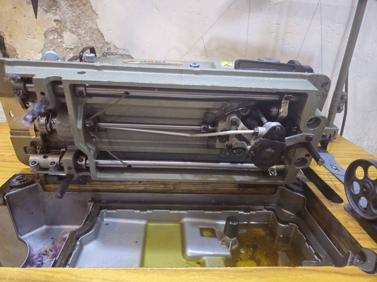 مكينه صناعي نوع جاكي باب اول 8600 نضيفه حيل 
شغاله خياط فول نضيف 
تجي تخيط بايدك تفحص وتأخذ 
سعر ١٨٠ الف 
***********
العنوان بغداد البلديات شارع المصرف حي التراث
