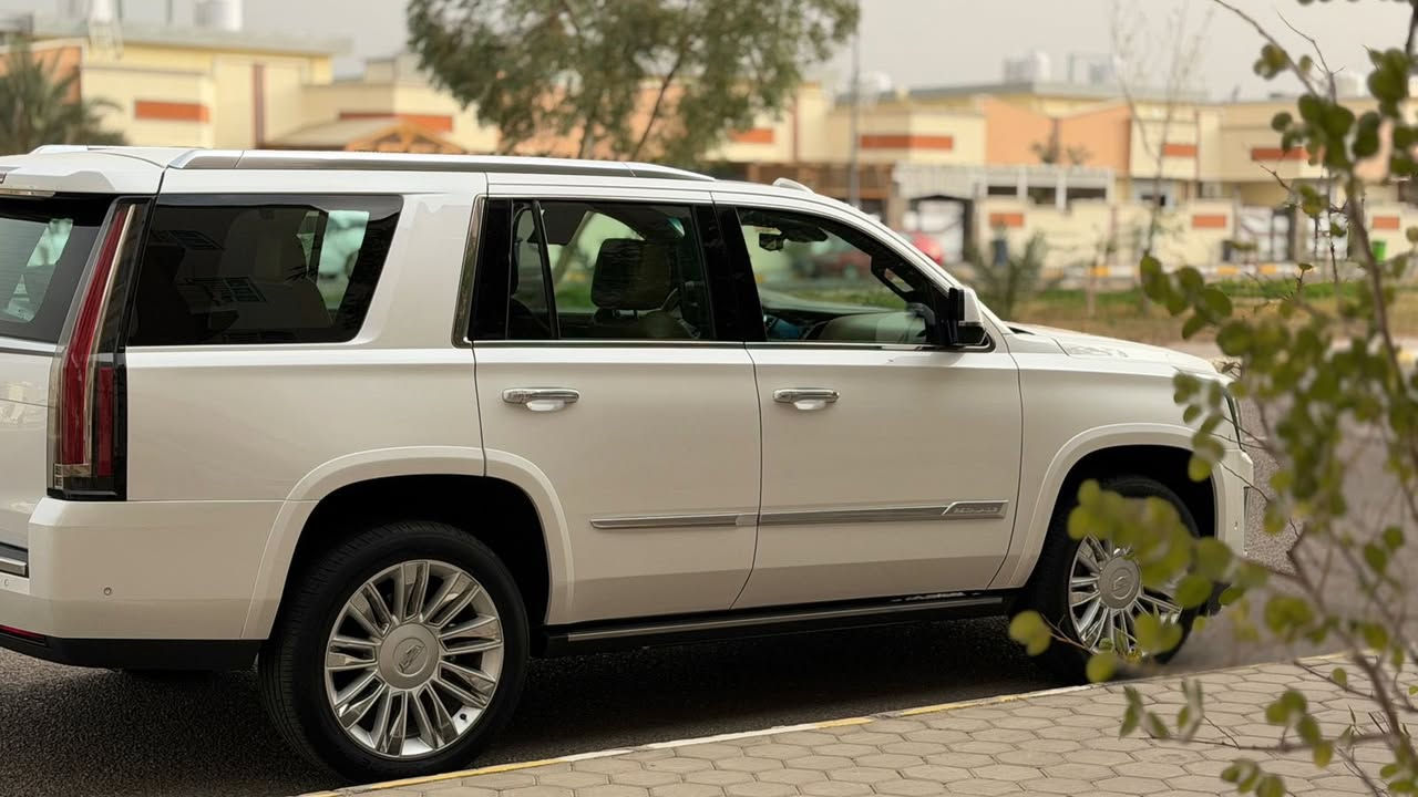 السلام عليكم كديلاك اسكاليد موديل 2018 خليجي وكاله المنصور بلاتينيوم VIP دبل رادار فول مواصفات هزه ورقم اربيل الجديد كفاله ضربه وتبديل وصبغ وبارد وشخوط حته الدعاميات ماشيه 105KM جديده السياره . 
العنوان : بصره 
رقم الموبايل : ***********
