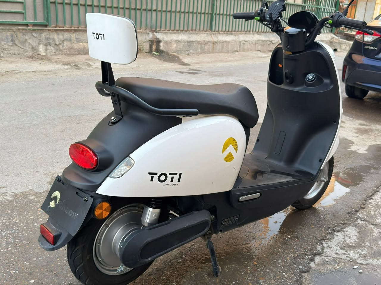 دراجة شحن من ماركة toti باتري عدد 5 (32) امبير 
ملف 1000 
حجم التاير ١٠٠/٣٠ بريكات عاديات 
الكشن طبي
المراية الجانبية بيهة فطر 
اللايت ميشتغل العالي فقط العادي 
الدراجة يجي وياهة سويچين +بصمتين تشغيل عن بعد 
بيهة جوزة قاطع دورة تفصل نارية عن البطاريات 
حجمهة بالضبط مثل حجم دراجة عبد الحليم ومثل متلاحضون بالصور بالشكل هم تشبهة 
اشاير يمنة يسرة
 نضام البارك 
هورن
٣ سرع الدراجة السرعة الحقيقية ٥٧ كم 
بطارية وحدة شوية تعبانة والباقيات مبيهن شي 
بيهة منفذ شحن ups 
شاشة دجيتل تبينلك السرعة ونسبة الشحن والعطل ان وجد لا سامح الله 
الدراجة مشخطة شخوط كلش بسيطة 
تمشيك 50 كم /سرعة معتدلة 

السعر ٦٥٠ الف وبيها مجال
مكاني بغداد / البياع 
رقم تلفون :*********** متوفر واتساب
