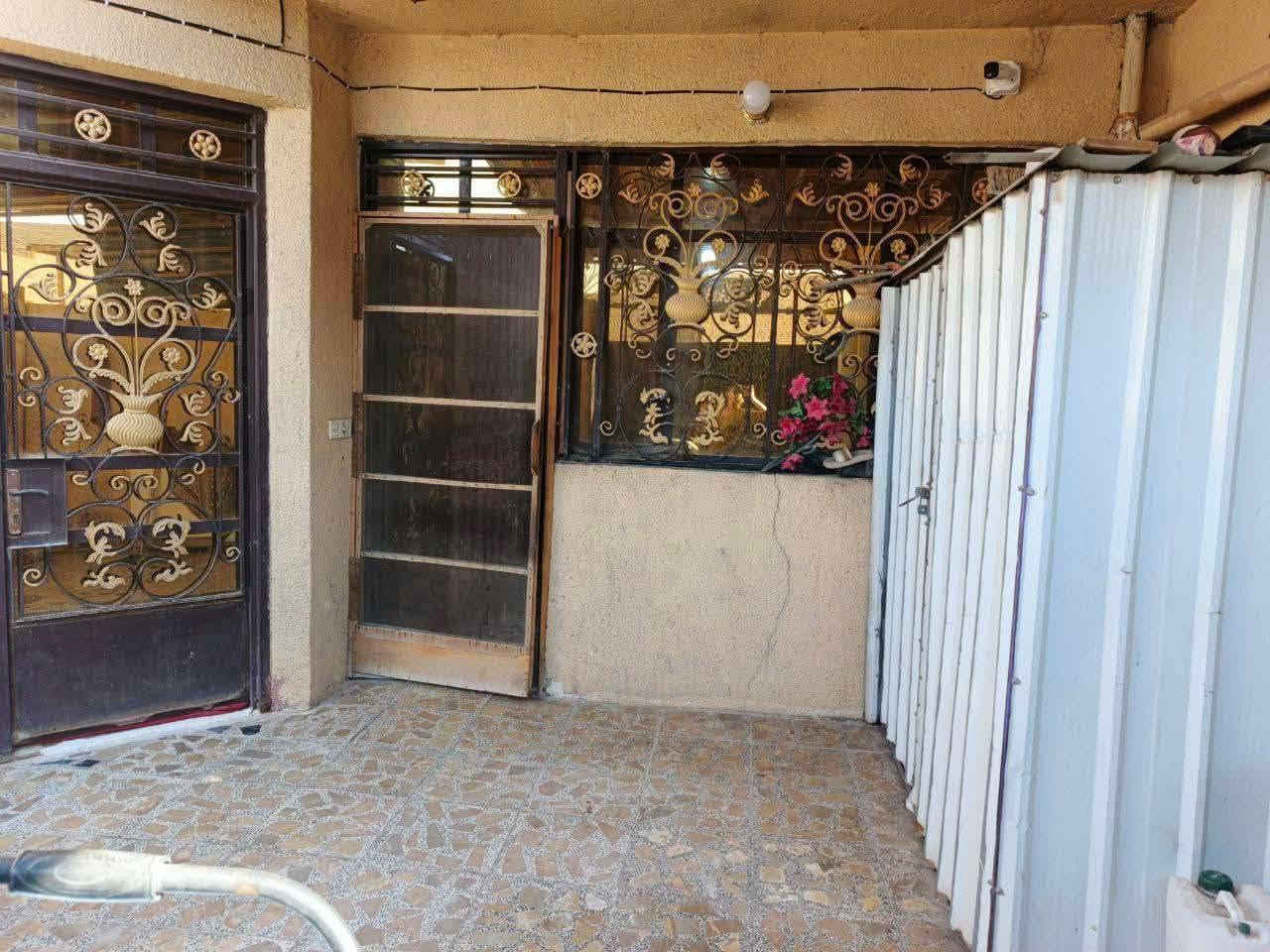 بيت للبيع مساحة 150
‏واجهة 7٫5 نزال 20 
‏الطابق الاول استقبال ومطبخ وحولي وغرفتين نوم وترك وحمام ومنور 

‏الطابق الثاني بيتونة وغرفتين نوم وحولي وحمام 

‏وسطح كلة شتايكر 

‏البيت كامل كاشي سيراميك 

‏سبع قصور شارع ابو علي مقابيل المصور مرتضى الرماحي
               ( ب70 وبي مجال )
       للاستفسار  ***********
