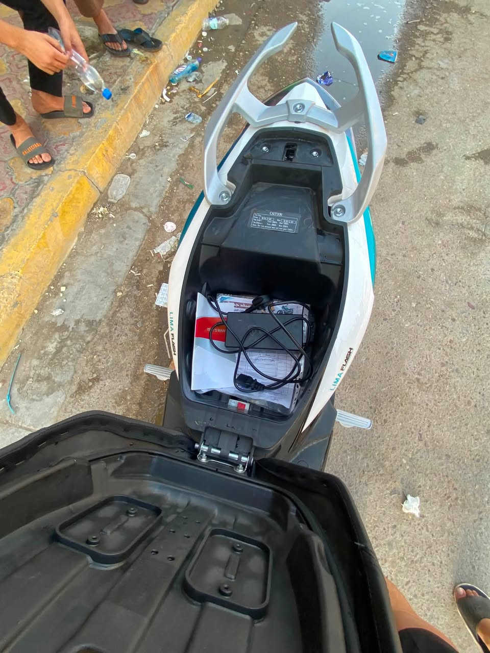 دراجه شحن شركه ليما للبيع جديده صارلها شهر من نازله من رمبه أوراق كامله نضافه وضمان سنتين من شركه ملف وبطاريه وعقل بصمتين مع سويجين  الشحنه وحده تمشيك ٩٠الى ٨٠كيلو السرعه ٨٠ السعر ١٢٥٠وبيها مجال لتواصل فقط عل سيمكارت رقم***********
