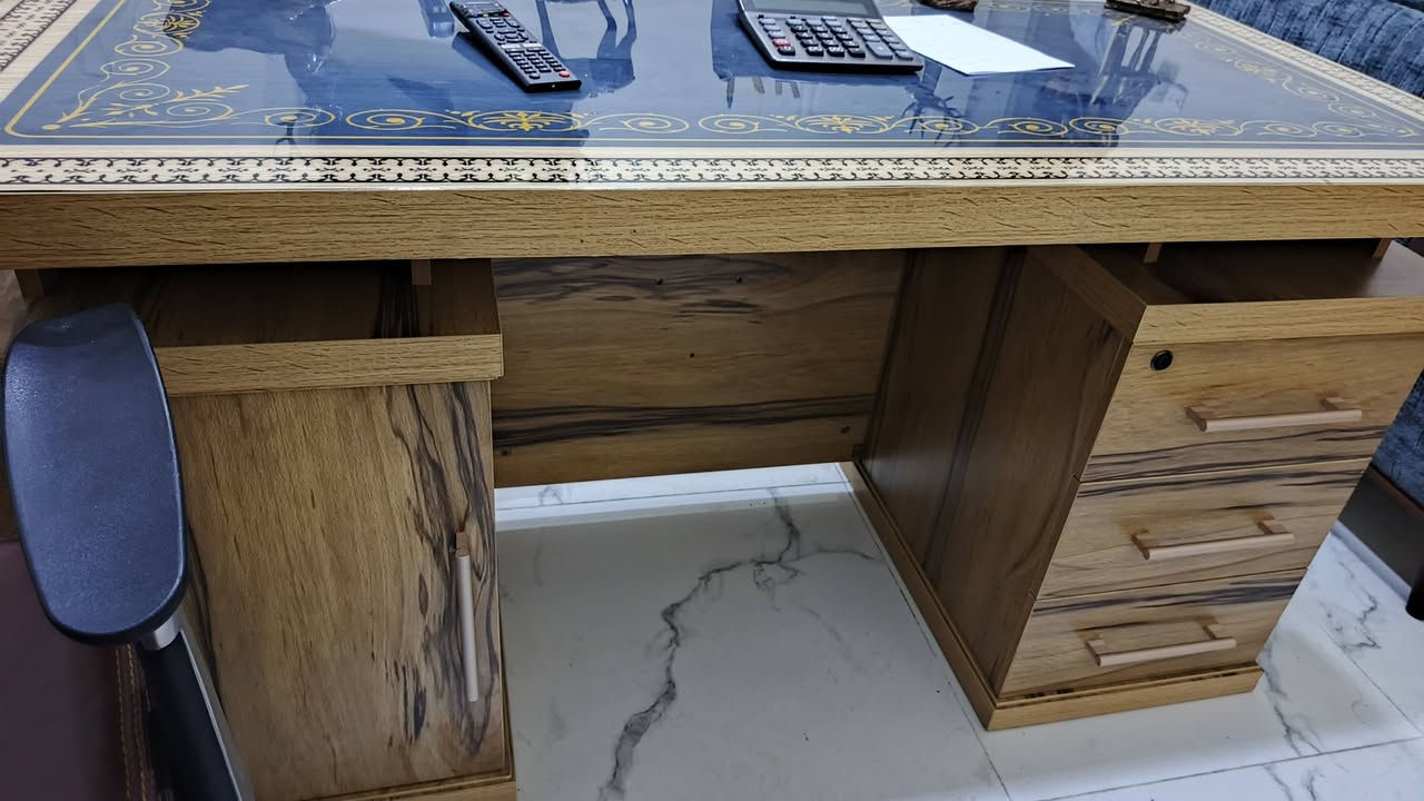 سلام عليكم
ميز مكتبي عدد اثنين مع كراسي عدد اثنين السعر كل ميز مكتبي مع كرسي ١٢٥ والثريات زوج جدد بعدهم السعر ٨٠ ألف 
العنوان الغدير 
***********
