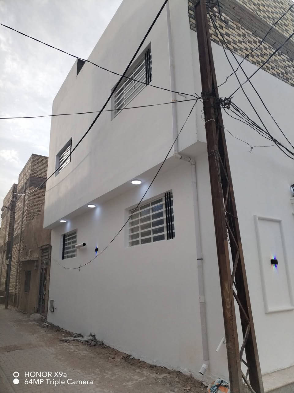 يالله مشتمل للبيع ركن ٧٠متر طابقين حديث حي الزهراء مقابل مجمع عماد سكر وشارع ١٥م وساحه موقع مميز جدا بيت يحتوي ٣نوم صاله مطبخ تخاريج بيت فارغ جاهز للسكن يرهم مراوس بحياء زهراء قادسيه سواق تفاصيل أكثر تصال ***********احمد الحجيمي او مراجعه مكتب ابو صلاح للعقار
