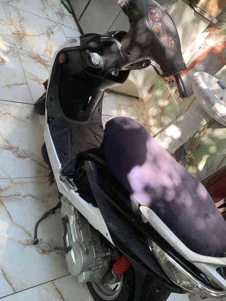 كامكو g4. مكينه 125 سرعته ١٤٠.  مكينه مفتوحه دراجه شوفتك عينك نضيفه وكلشي بيه شغال. والكهربائيات جديده .  سعر  450 بيها مجال بسيط  مكان نجف براكيه 
للستفسار ***********
