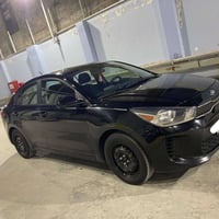 كيا ريو موديل 2021 رقم سليمانية  لون اسود ماشية 57 الف ميل حادثها جامل...