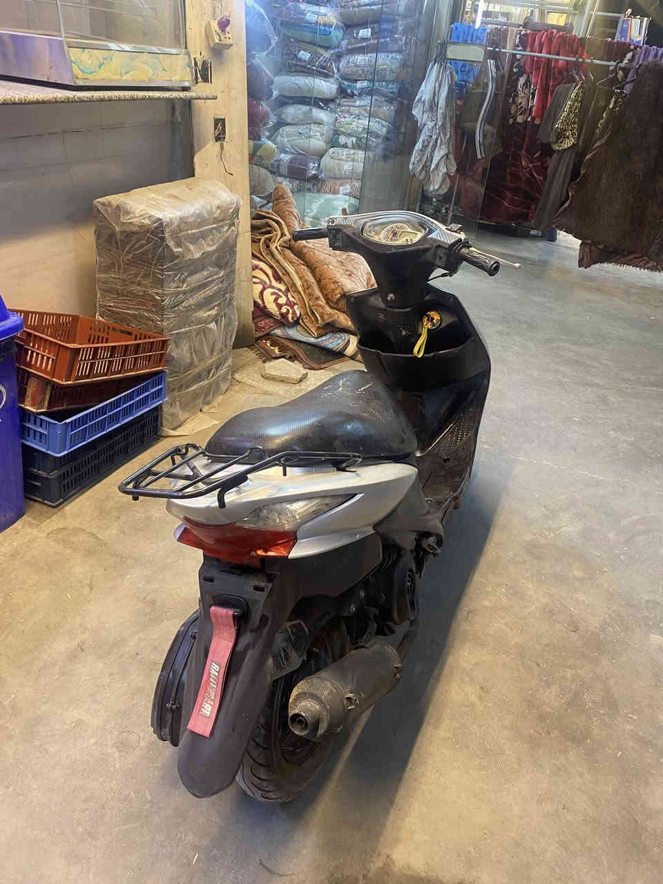 السلام عليكم دراجه ادرز صيني للبيع سعر 350الف وبيها مجال مكينة تحتاج فيلس فقط للاستفسار *********** العنوان بغداد
