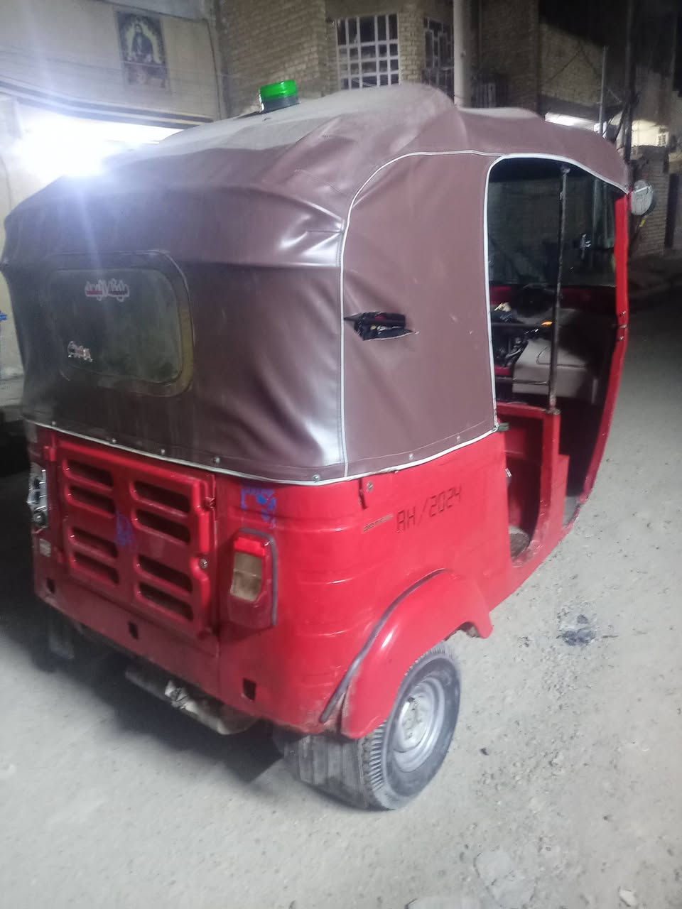 سلام عليكم تكتك لبيع موديل 2017 اوراق كامله السعر و 2700 مكان بغداد بل مدينه شراي يدك مستعجل.              ***********
