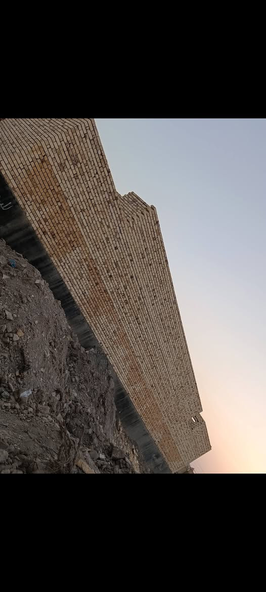 للبيع هيكل كامل وشبابيك وبيبان كامله المساحه250متر عدد القرف 2. صاله عدد 2. مطبخ ديوان 12متر عرض 5 حمامات داخليه خارجيه *********** العنوان يم جسر الهولندي تنزل بشارع لسبيس وره شركه لسعر 43وللطيبين بيه مجال
