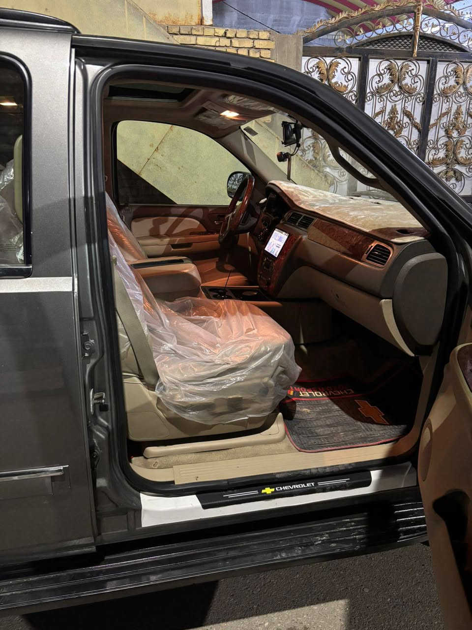 من رخصة الادمن 
السلام عليكم 
سيارة تاهو موديل 2012 
كندية مكفولة L T Z  
فول مواصفات  بيها صبغ قمارة 
اربع بيبان بدون حادث 
سيارة كلش حلوة 
السيارة بأسمي ورقم بصرة 
وحدادية جديدة وتايرات جدد 
السعر200 وبيها مجال 
مكان السيارة بصرة 
الرقم ***********
