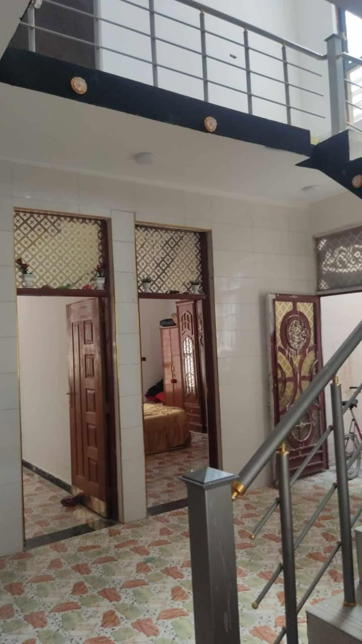 دار طابقين للبيع مساحته 200متر🟥 نظيف بناء حديث 🟦
--يحتوي الطابق الاول 
على غرفتين نوم وهول  واستقبال ومطبخ  وصحيات داخلية وخارجية وگراچ 
والطابق الثاني يحتوي على غرفة نوم وهول وصحيات 🟥
⬅️مبني من البلوك🔲
⬅️ السقف صب كونكريت 🔲
⬅️الأرضية والجدران سيراميك🔲
⬅️نوع العقار طابو زراعي مرقم 🚨
⬅️الدار مرتب 🚨

السعر//65مليون قابل للتفاوض 🟥
العنوان // كوت ــحي الحكيم الاولى  -- شارع حسينية بيت خليفة بنفس الشارع الرئيسي  وليس فرعي 🟦
  
    ===================  
للاستفسار الاتصال على الارقام التاليه ⬇️⬇️
📳📳*********** 📳📳
📳📳*********** 📳📳
📳📳*********** 📳📳
مكتب دلالية اهل الديرة للعقار 🏨🏨
