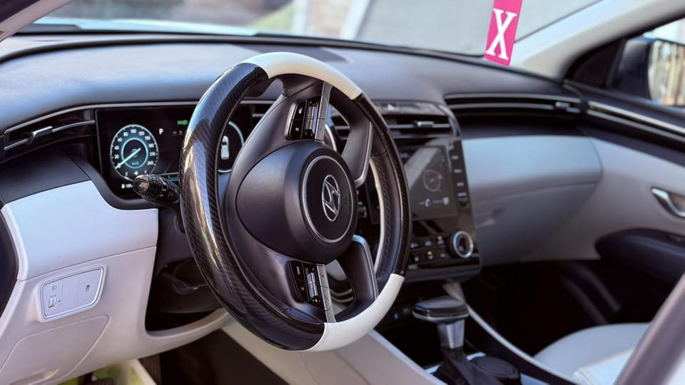 توسان ٢٠٢٣ كفاله زيرو ((ماشيه ٢١ الف))
واردخليجي ، ،اللون ابيض، رقم بغداد محرك 2000،  جديده فول مواصفات عدى البانوراما 
1- كراسي كهربائي
2- حساسات امامية خلفية
3 - بصمة تشغيل عن بعد
4 - ويل كروم 
5 - اشاير بالمري
6 - دخول ذكي
7 - هاند بريك بصمة
8 - ثلاث انظمة قيادة ايكو سبورت نورمال 
9 - شاشة ايباد
10 - شاحن واير ليس مع منافذ USP إماميه و خلفية
11 - قطعتين تبريد 
12 - تحكمات ستيرن جهتين
13 - كأمرة دوار
14 - بردات خلفي
15 - الجام اوتو 
16 - مثبت سرعة
17- مري شفط
18 - لايتات دوارة امامية فول LED
19 - زنون لد امامي خلفي

السعر ٢١٨ وبيها مجال بسيط
رقم بغداد انكليزي بسمي 
حي الاعلام بغداد ‭
‏‭٠٧٧٣ ٥٤٢ ٢٩٧٧‬
