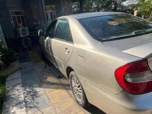 كامري موديل ٢٠٠٤ سياره كامله ع اخر حبه صبغ عما كلير بدون معجون سياره اب اسمي كير محرك ساعه وخير من الله ترايك وين متريد صرفت عليها صرف مال واحد جنايهة بس ضرف 
وبل العافيه ع الي اخذها ٤سلندر مابيها اي نقص سستهم سماعات دوشمه شاشه اندرويد 
‏‪***********‬‏
سعر ٩٥بيهة مجال قليل
