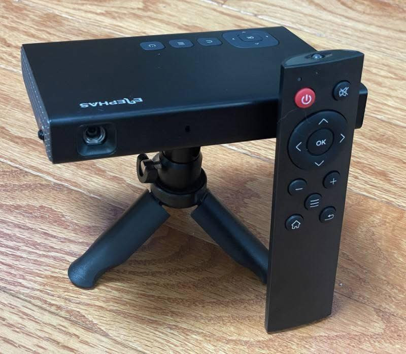 هذا هو جهاز العرض الصغير (Projector) من العلامة التجارية ELEPHAS، وتحديداً الطراز A1.     النوع: جهاز عرض DLP محمول (Portable Projector). الدقة: دقة أصلية 1080 بكسل (\(1920\times 1080\)) لصور عالية الجودة. السطوع: 200 لومن ANSI، مما يجعله مناسباً للاستخدام الداخلي والخارجي. المميزات: يأتي مع بطارية قابلة لإعادة الشحن، السعر ب١٠٠


**إذا كنت صاحب هذا الإعلان وتريد حذفه لأي سبب، رجاءا أرسل رسالة إلى الدعم الفني**