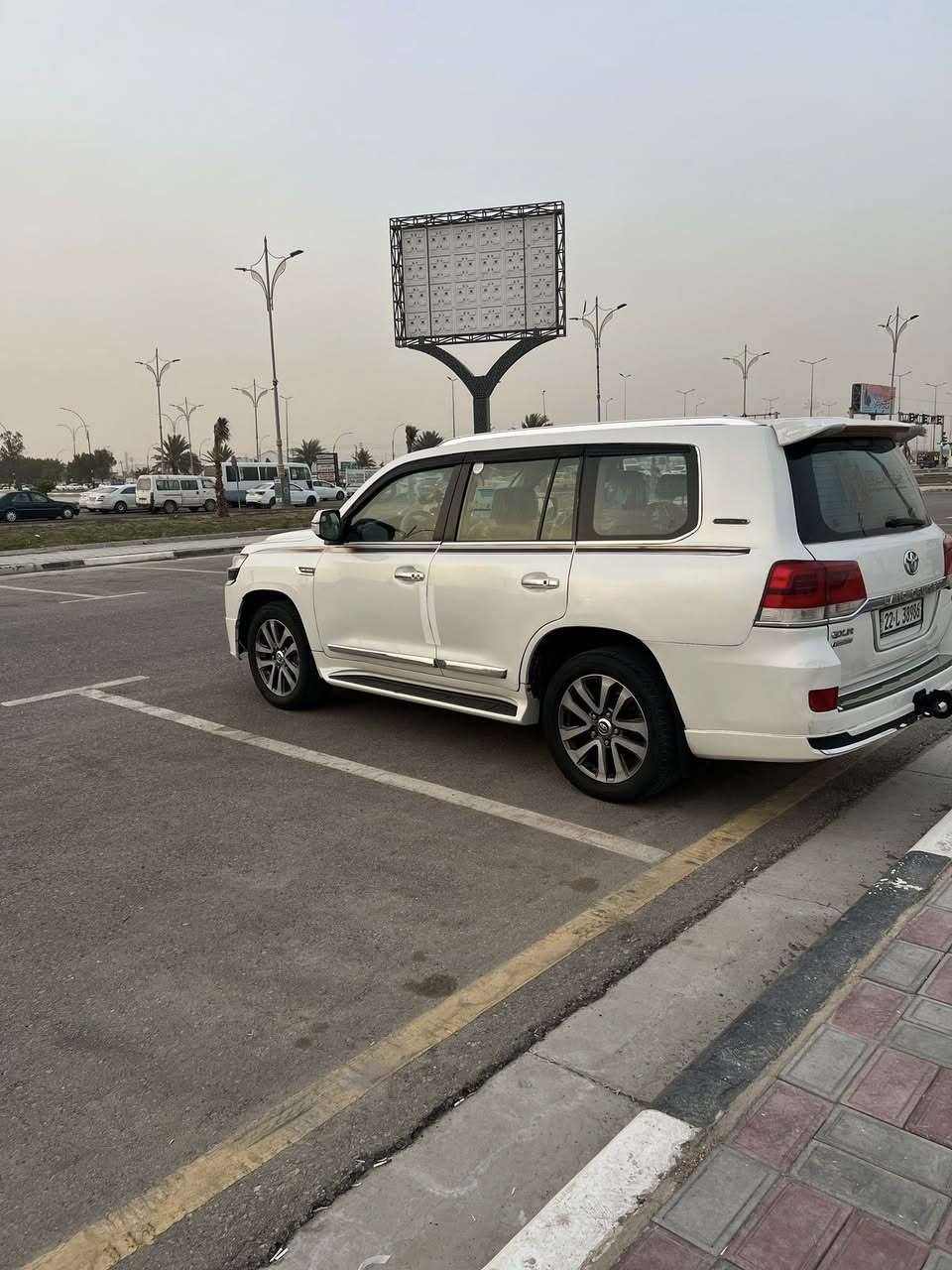 السلام عليكم
لاندكروز جكساره  2014  محدثة 2020   رقم أربيل باسمي مكينة 6 سلندر سيارة خير من الله مصبوغه حزام مكان السيارة كربلاء الشراي نتصل رقم الهاتف ***********
