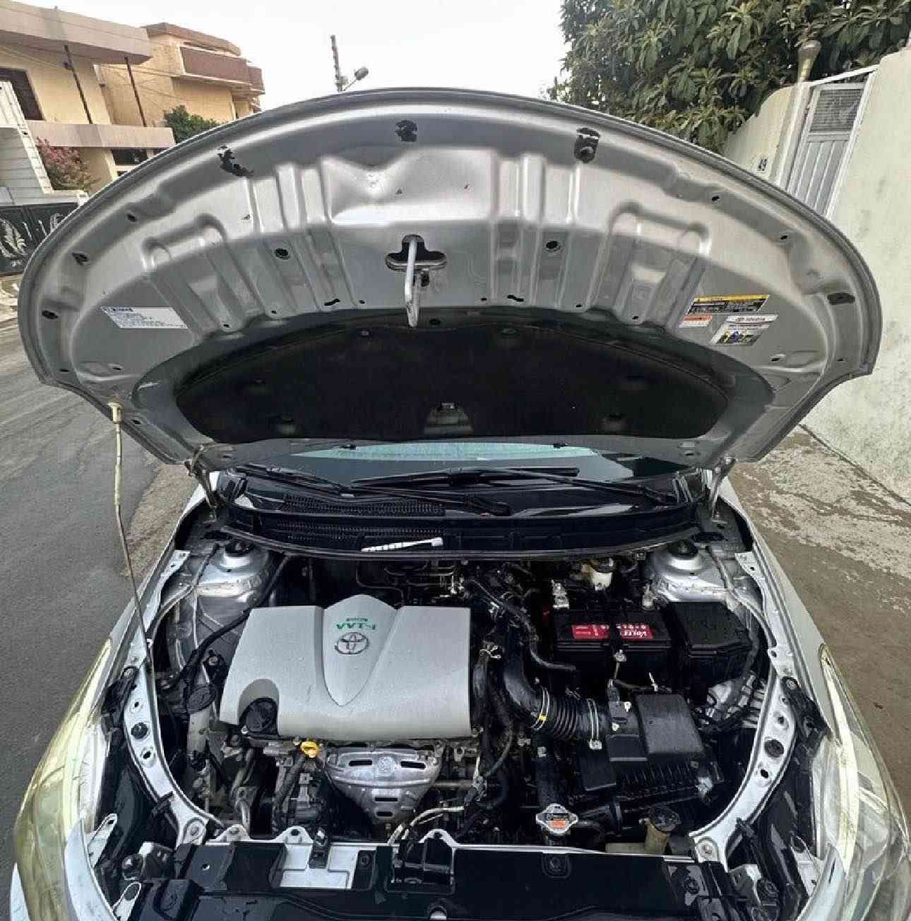 تۆیۆتا یارس 2017 سلڤەر
‎بێ سبوغە چەمپێکی پشتەوەی هەیە. بێ ژۆرێ  لەگەڵ تەزرەیەکەی کەم کوشن جلد و دەبل گێڕە مەکینە گەورەیە ڕەقەم و سەنەوی نوێیە تەحویل و وەکالە. بەشەرتە 
نرخی 113 وەرەقەو مەجال
*********** أربيل, العراق
