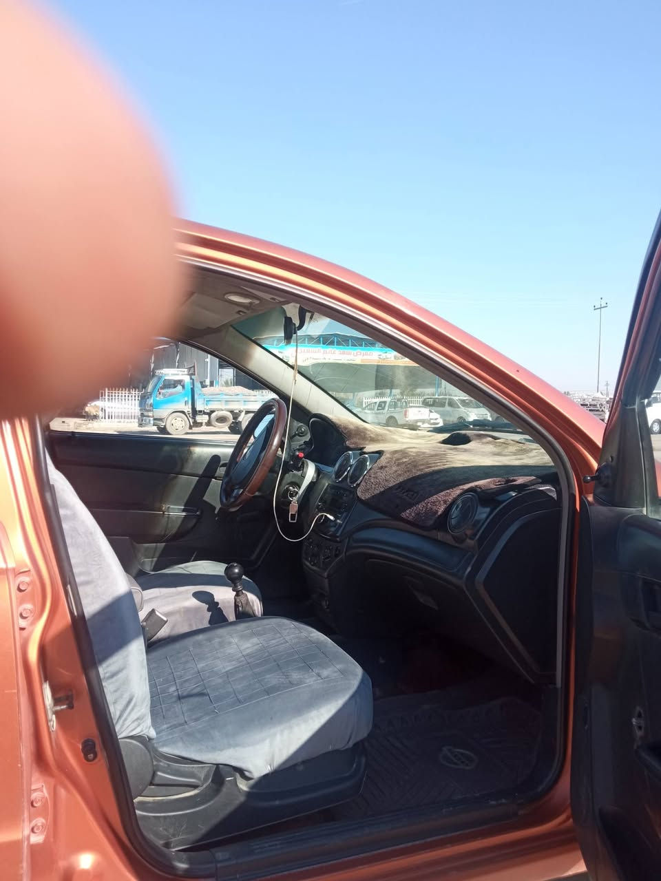 السلام عليكم افيو موديل 2007 خليجي 
  رقم بغداد مشروع وطني يعني بأي مكان داور صبغ الشركه بيه قليل بارد مقدمة الجاملج الامامي محرك مسكر نظيف جدا  كير عادي غرفة نظيفه جدا وحلوه هاي مواصفاتها السيارة جاهزة مابيها اي نقص السعر 55 وبيها مجال بسيط للشراي العنوان بابل بأسمي السياره مداور ثاني يوم ***********
