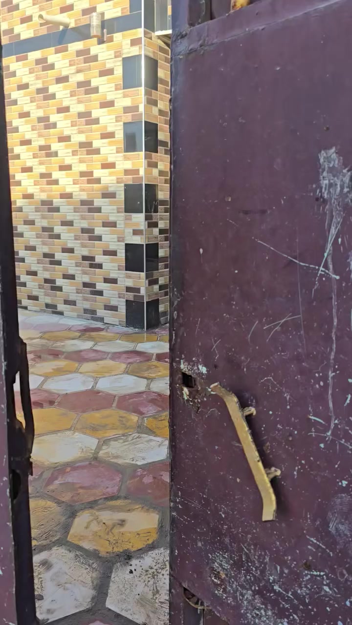 سلام عليكم بيت للايجار مساحة 200 غرفتين وصالة وستقبال ومطبخ و صحيات وحمام داخلية وخارجية العنوان سدة الهندية معافات حي النصر قرب مولدة سيف: : : : : ***********
