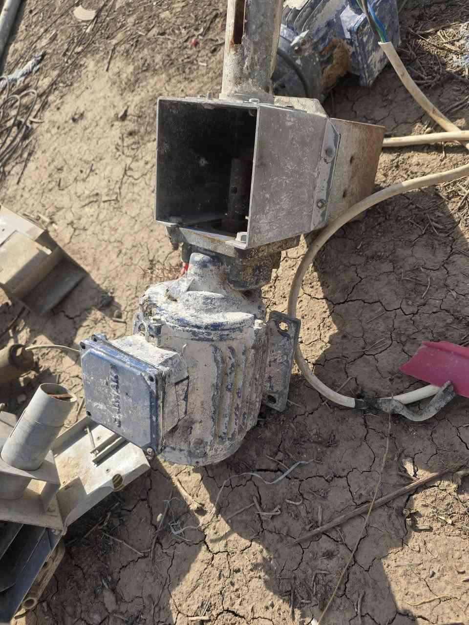 السلام عليكم عندي برينه تركي ٤ خطوط طول الخط100نقص مواعين نظافه 80% عندي نيبل تركي سل ستيل 200مترنقص طوافات  مكان حله وسعر ع هذا رقم ***********
