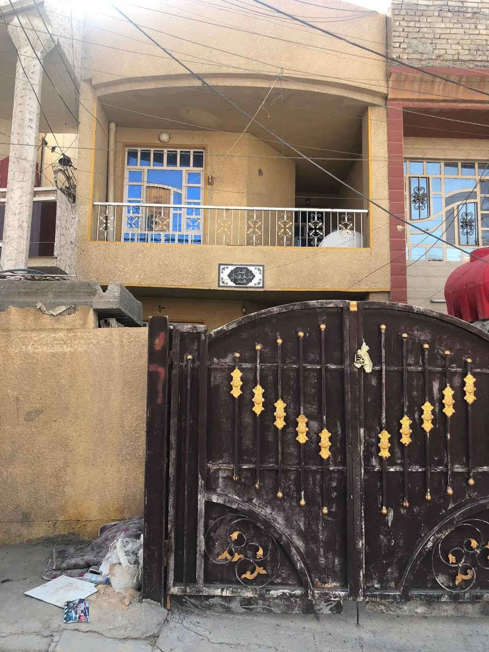 السلام عليكم يوجد دار في المواصلات الجديدة بالقرب من مدرسة كنانة المساحة 100 متر مدخلين يحتوي الطابق الارضي كراج وغرفة نوم ومطبخ وحمام وتواليت وتواليت خارجية والطابق الثاني غرفة نوم ومخزن وبلكونة السعر 450 الف الاتصال ***********  و ***********
