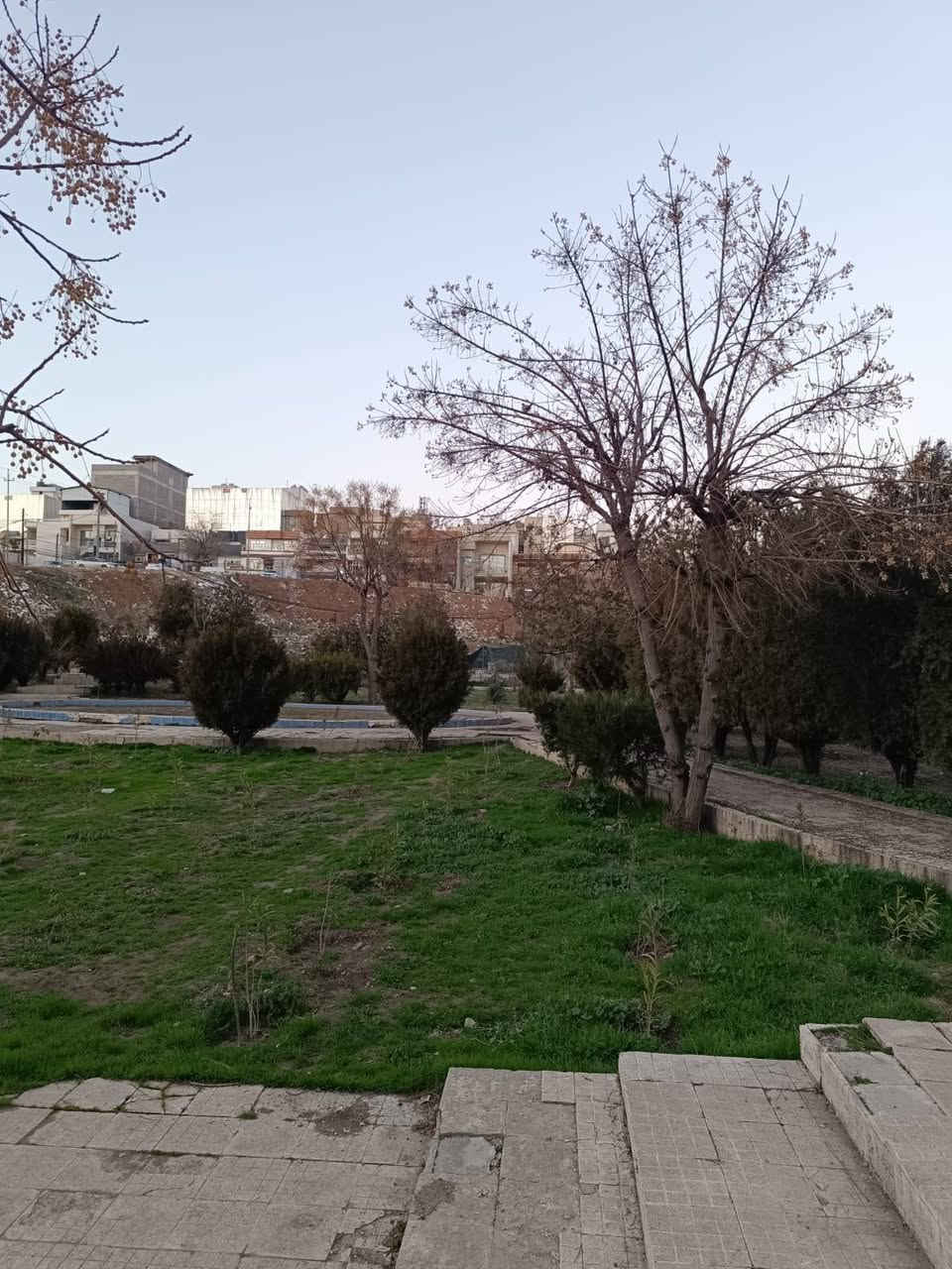 (خانوو بۆ فرۆشتن لە سلێمانی لە گەڕەکی بەختیاری)
خانووەکە شوێنەکەی زۆر خۆشە
بەرامبەری حەدیقەی جوانە
دەکەوێتە نزیک جادەی عام 

مۆدێلی خانووەکە کۆنە 

مساحەی 156متر
تاپۆیە 

ڕووەو ئەزمەڕ

نرخی 11دەفتەرو نیو وە مجالی تێدایە
تلفون ***********
