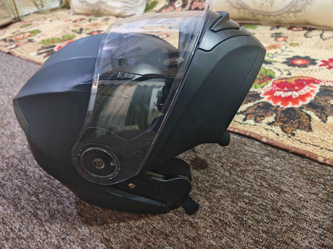 سلام عليكم عندي خوذتين للبيع وحده جديد بل جيس وحده مستعمله شراي يتصل مكاني نجف ***********
